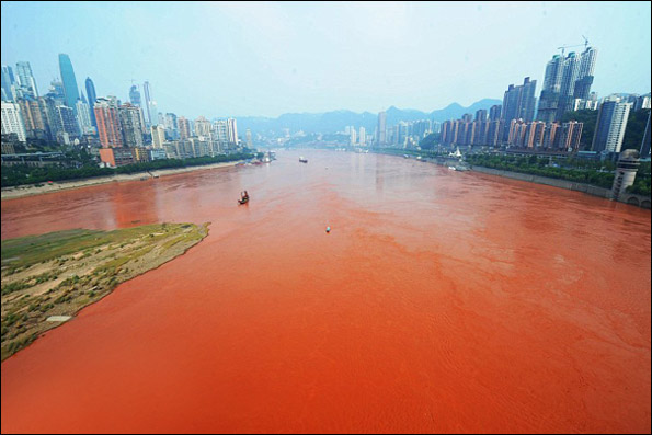 رودخانه ای که ناگهان قرمز شد+ تصاویر