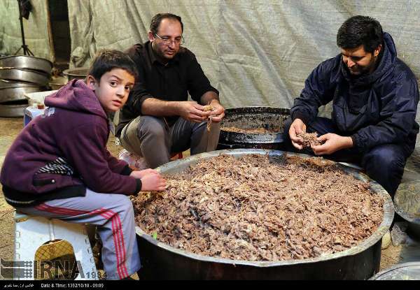 پخت 72 تن آش نذری در شیراز (+عکس)