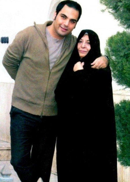 عکس/ احسان علیخانی در آغوش مادر