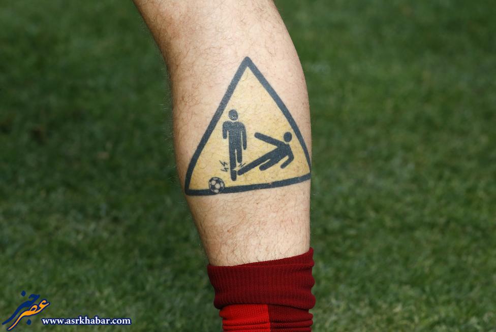خالکوبی بامزه روی پای یک فوتبالیست (عکس)