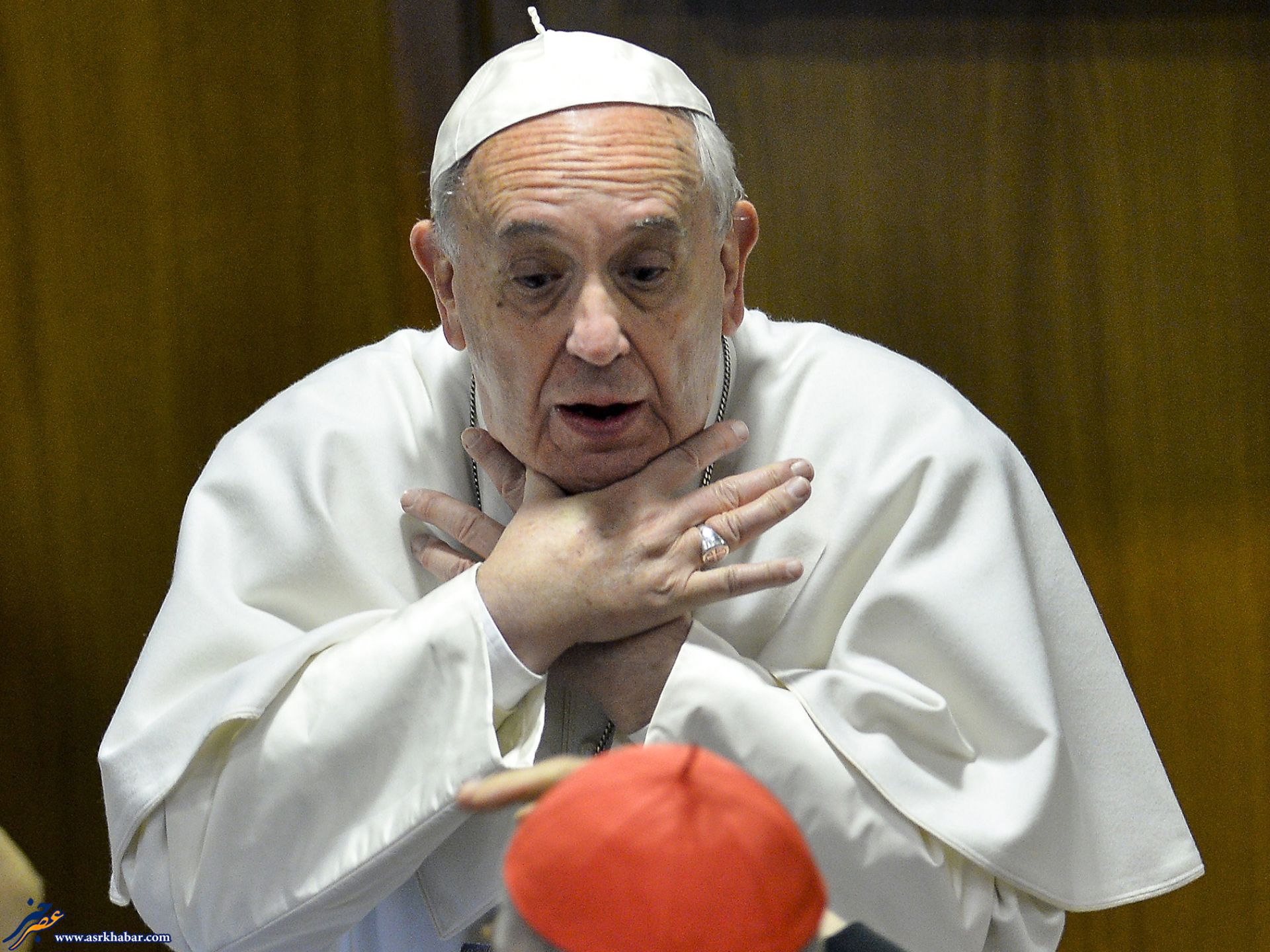 یک حرکت عجیب از پاپ (عکس)