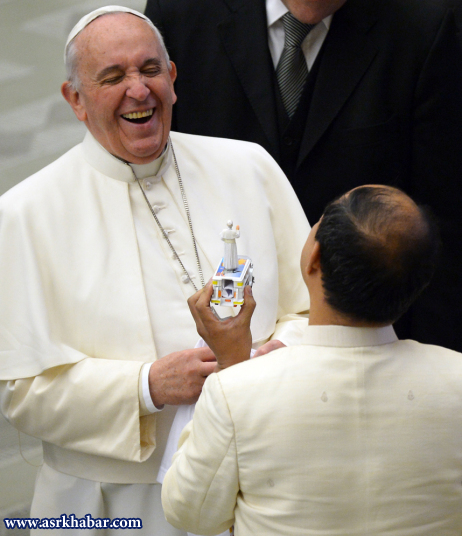 عکس: واکنش پاپ به عروسکش