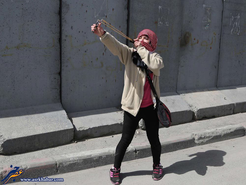 تیرکمون زدن زن جوان فلسطینی به اسرائیل (عکس)