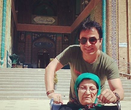 مجری معروف همراه مادرش/عکس