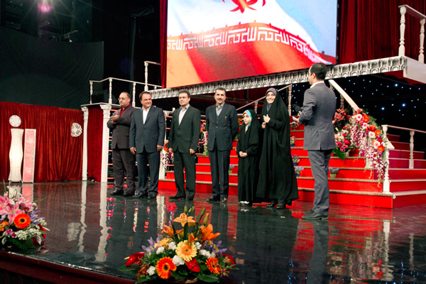 تجلیل از خانواده شهدای هسته ای در جشن بزرگ ملت ایران+عکس