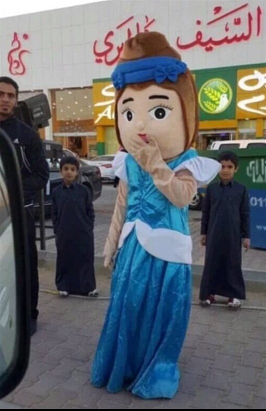 دستگیری عروسک تن‌پوش بی حجاب درعربستان! +عکس