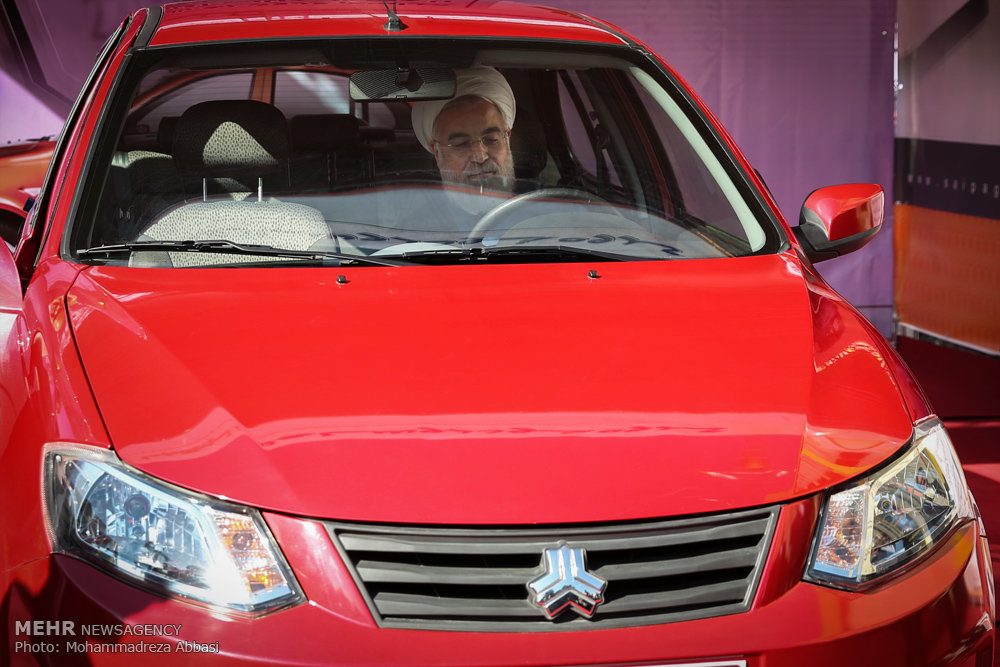 عکس: روحانی سوار بر خودرو جدید ساینا