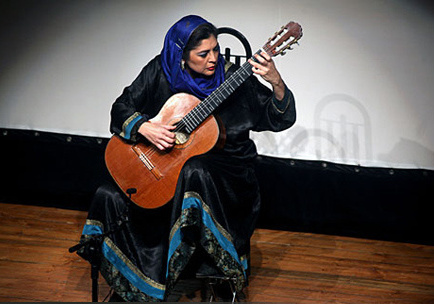اولین زن ایرانی که در جهان دکترای گیتار گرفت(+عکس)