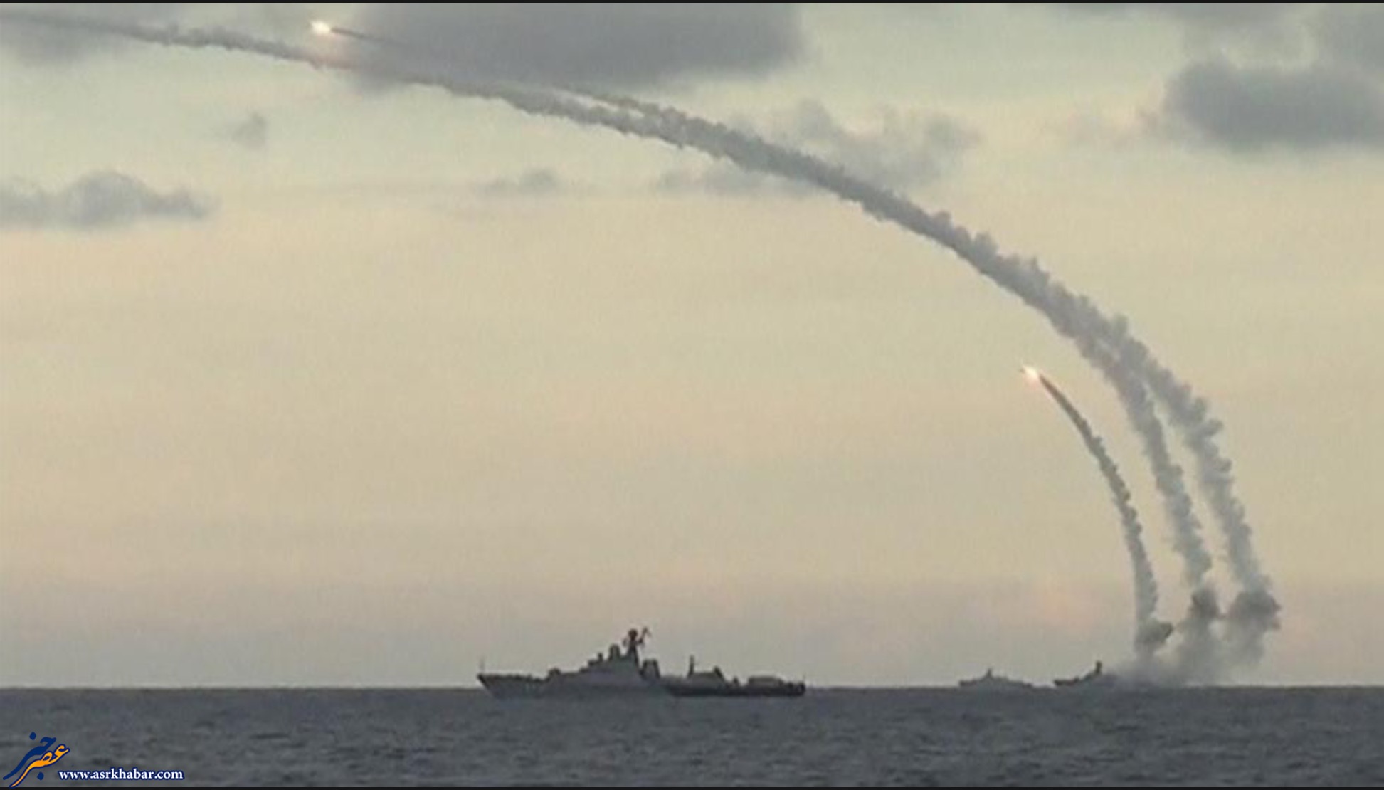 لحظه پرتاب موشك روسيه به داعش از دريا (عكس)