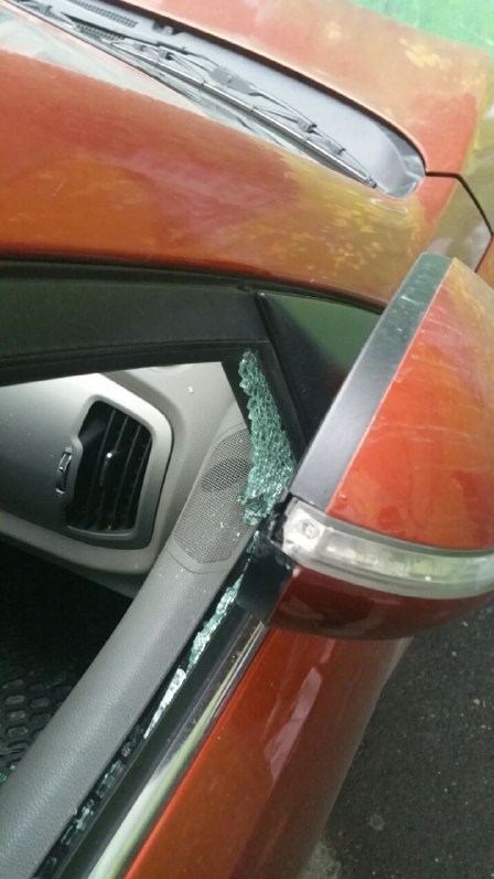 حمله موتورسواران به ماشین حامد زمانی+تصاویر حمله موتورسواران به ماشین حامد زمانی+تصاویر