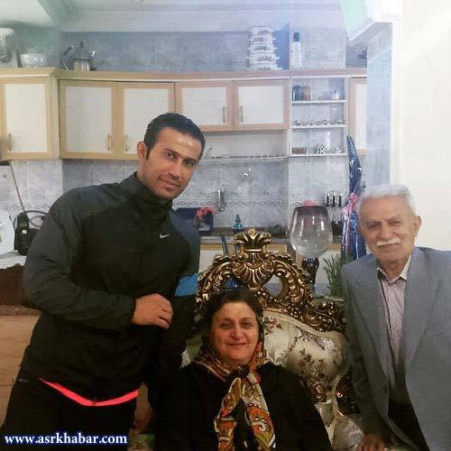 مرحوم مهرداد اولادی در کنار پدر و مادر (عکس)