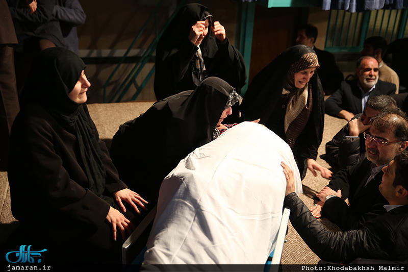 حضور همسر و دختران هاشمی بر پیکرش در حسینیه جماران (عکس)