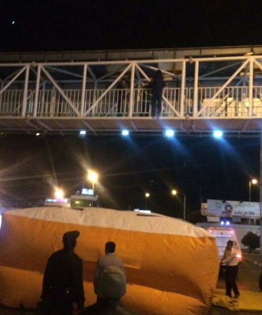 نجات پسر جوان از خودکشی از روی پل عابر پیاده +عکس