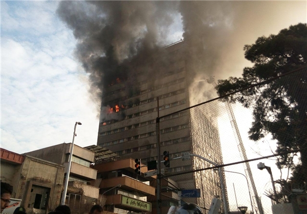 آتش سوزی گسترده در ساختمان پلاسکو و ریزش کامل آن/ مصدومیت 38 نفر و محبوس شدن شمار بسیاری آتش نشان