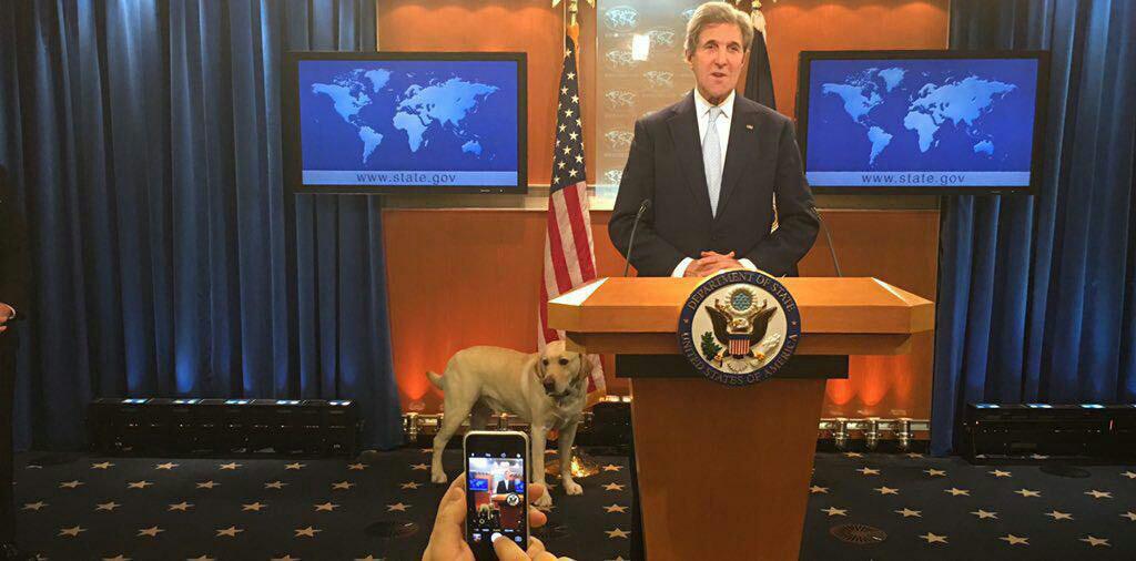 جان کری و سگش با ناراحتی از وزارت خارجه آمریکا رفتند! (عکس)