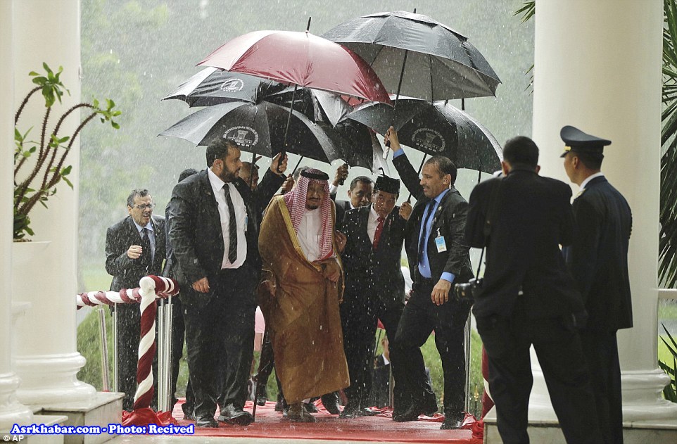 سازماندهی 60000 هزار دانش آموز اندونزی برای استقبال از پادشاه سعودی (+عکس)
