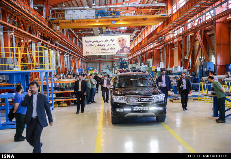 چند نکته درباره ماشین سواری روحانی در میان کارگران (+عکس)