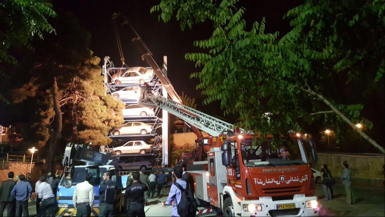 وقوع حادثه برای یک پارکینگ طبقاتی در تهران +تصاویر