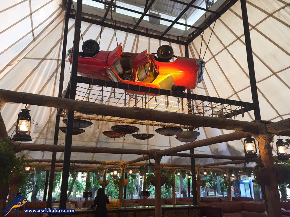 خودروی واقعی آویزان از سقف رستورانی در شیراز (عکس)