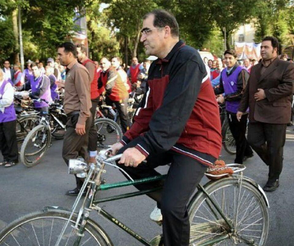 وزیر بهداشت سوار دوچرخه هم شد (عكس)