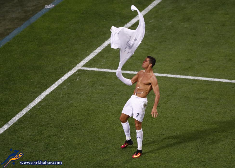 لخت شدن کریستیانو رونالو در زمین فوتبال (عکس)