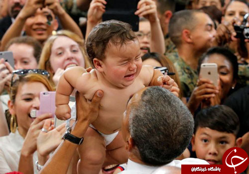 آرام شدن کودک شیرخوار به دست اوباما +تصاویر