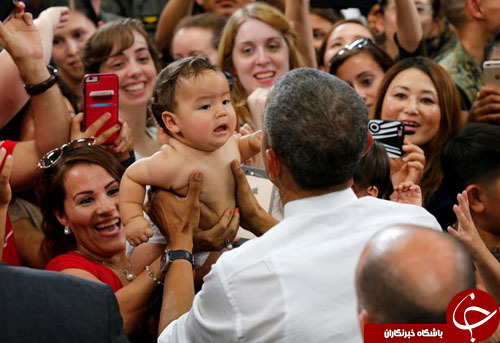 آرام شدن کودک شیرخوار به دست اوباما +تصاویر