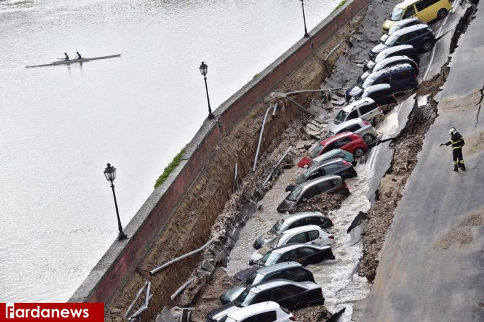 عکس: فرو رفتن ده‌ها خودرو در زمین