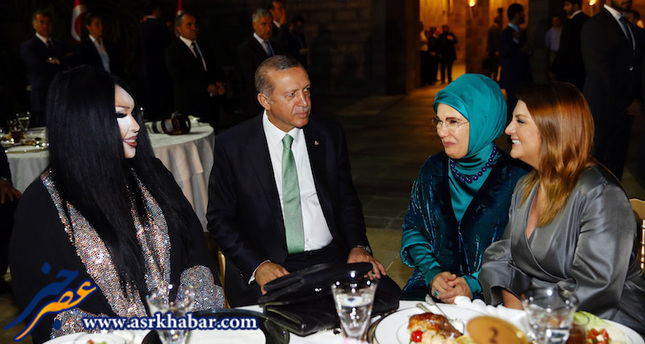 افطار اردوغان به همراه خواننده ترنس (عکس)