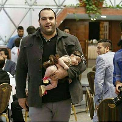بهداد سلیمی غول پیکر نوزادش را بغل می کند (عکس)