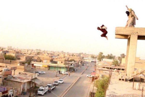 پرتاب جوان عراقی از بالای ساختمان توسط داعش +عکس