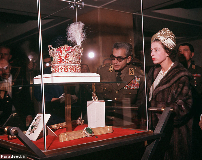 عکس:حیرت ملکه از دیدن تاج سلطنتی در موزه تهران
