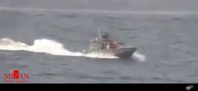 نزدیک شدن ۴ قایق تندروی ایرانی به ناو آمریکایی +تصاویر