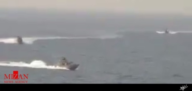 نزدیک شدن ۴ قایق تندروی ایرانی به ناو آمریکایی +تصاویر