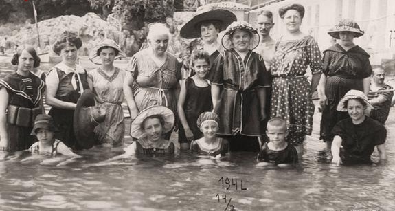 لباس شنای صد سال پیشِ زنان اروپا +عکس