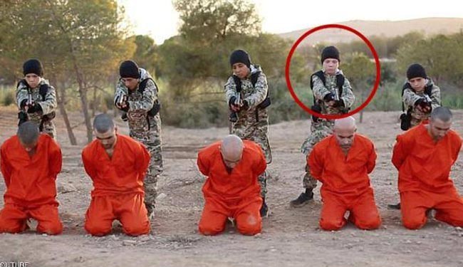 پسربچه جلاد داعشی، پدرش را غافلگیر کرد +عکس