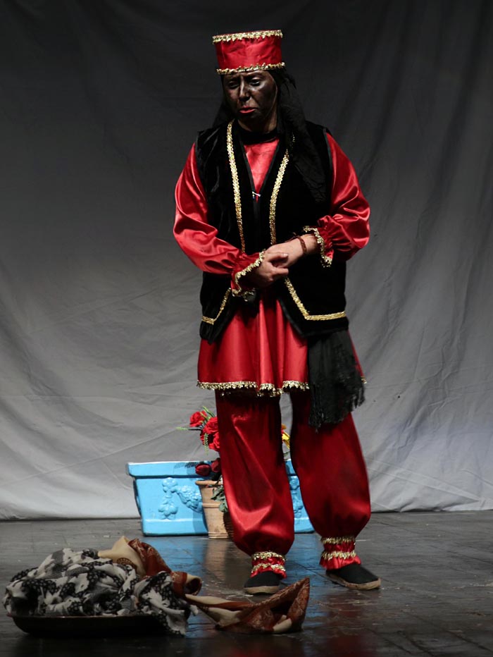«سیاه بازی» یک دختر در تالار محراب (عکس)