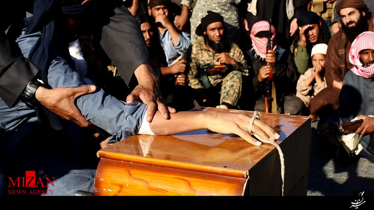 داعش دست فردی را در حماه از بدنش جدا کرد +عکس