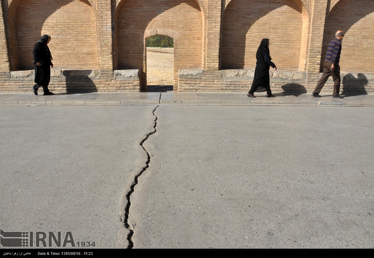 عکس: ترک برداشتن سی و سه پل اصفهان