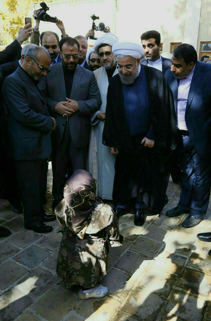 عکس: دیدار کوتاه‌قدترین ایرانی با رییس‌جمهور در خمین