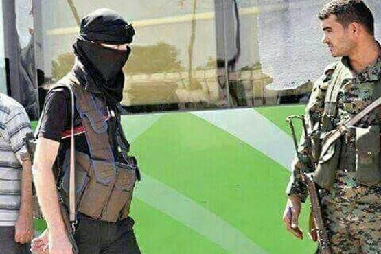 نگاه پیروزمندانه نظامی سوری به یک تروریست ترسو (عکس)