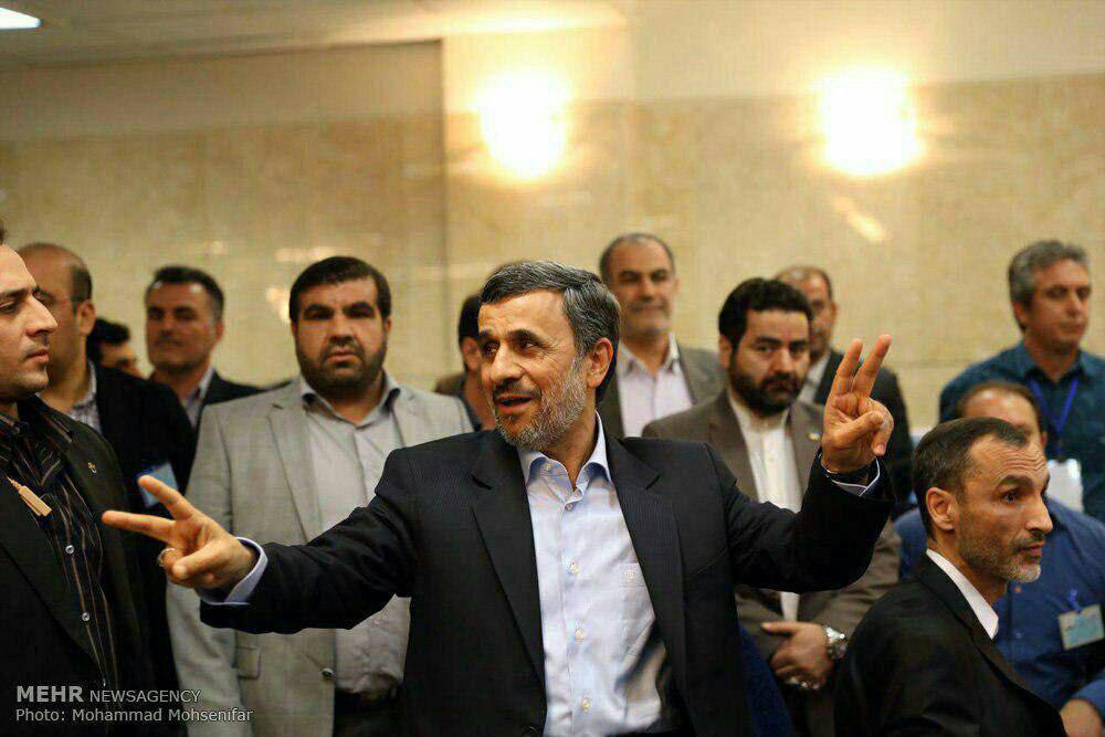 حرکت جالب احمدی نژاد پس از ثبت نام در انتخابات ریاست جمهوری!(عكس)