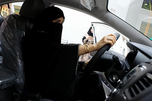 اولین نمایشگاه خودرو برای زنان در عربستان افتتاح شد(تصاویر) اولین نمایشگاه خودرو برای زنان در عربستان افتتاح شد(تصاویر)