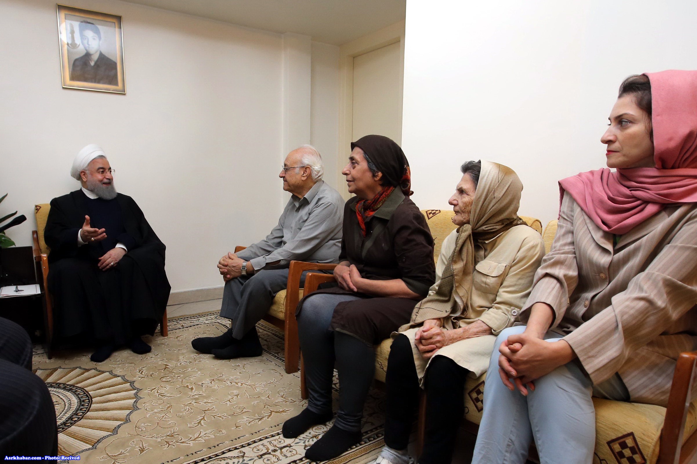 دیدار روحانی با خانواده شهید ارمنی (+عکس)