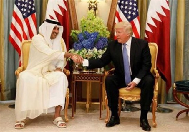 امیر قطر با دمپایی در حضور ترامپ (عكس)