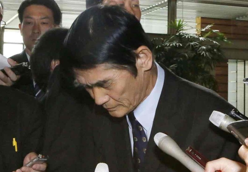 استعفا و عذرخواهی وزیر ژاپنی مقابل رسانه‌ها