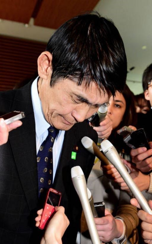استعفا و عذرخواهی وزیر ژاپنی مقابل رسانه‌ها