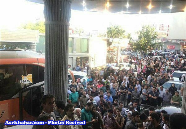 تجمع هواداران علی دایی مقابل محل اقامت تیم سایپا در سرعین (عکس)
