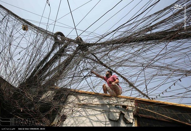 انشعابات عجیب‌وغریب برق در بغداد (+عکس)