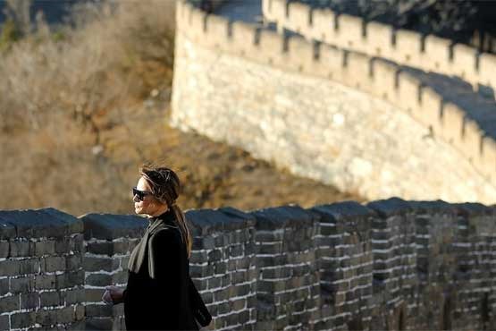 ملانیا روی دیوار چین (عکس)